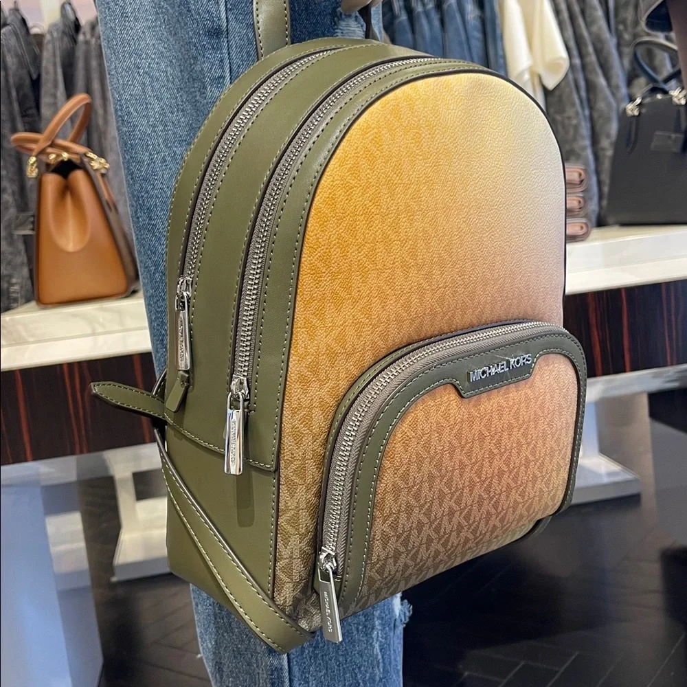 MICHAEL KORS Jaycee Medium Ombré Signature Logo Backpack
Olive Combo
NWT - Picture 11 of 16